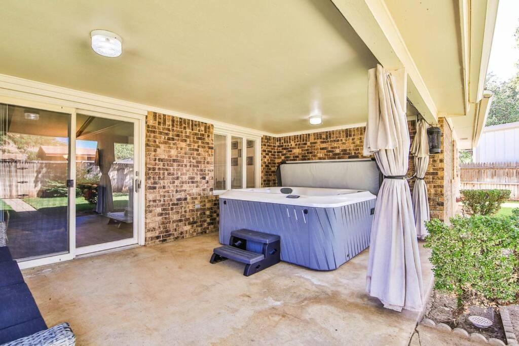 Hot Tub, Privacy, Sleeps 11 & Tons Of Space! Лаббок Екстер'єр фото